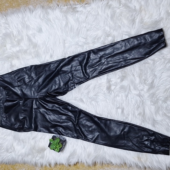 White House Black Market Pants - WHBM runway legging size 6, 100% polyurethane, great shape